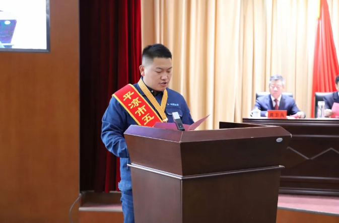 喜報！市產(chǎn)投集團員工楊李榮獲2022年平?jīng)鍪形逡粍趧营務?圖2)