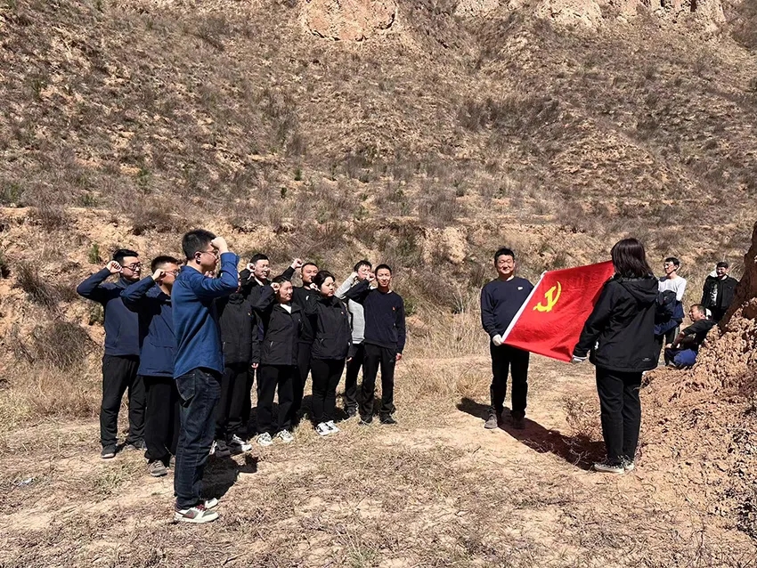 市產投集團開展義務植樹活動(圖3) 市產投集團開展義務植樹活動(圖3)